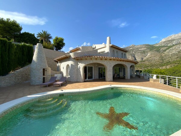 Perfect villa with panoramic views at the foot of the Bernia mountain.